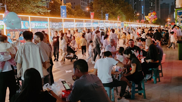 老子有钱官网城市广场获评首批湖南省夜间消费聚集示范区